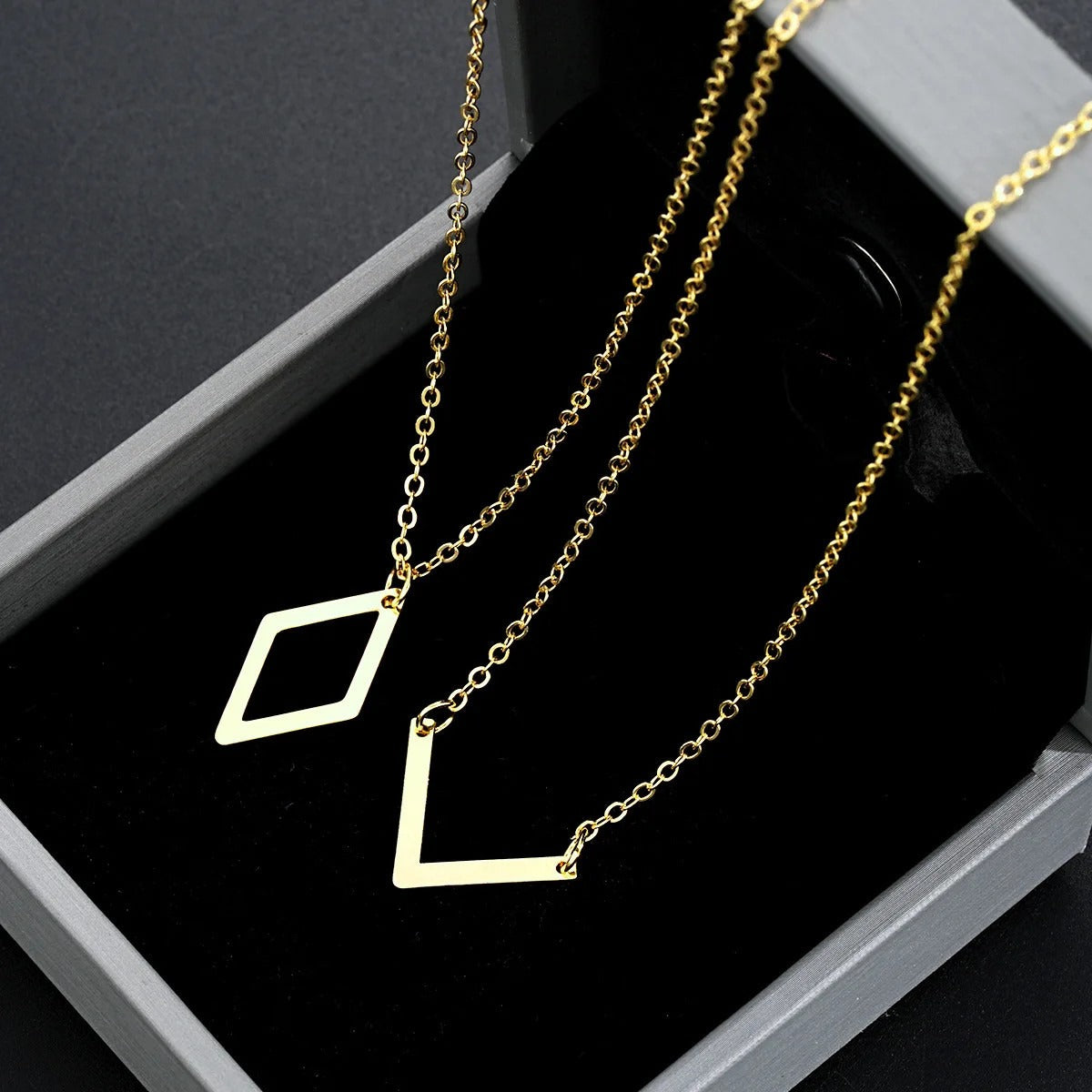 Elegant V-shaped geometric pendant necklace