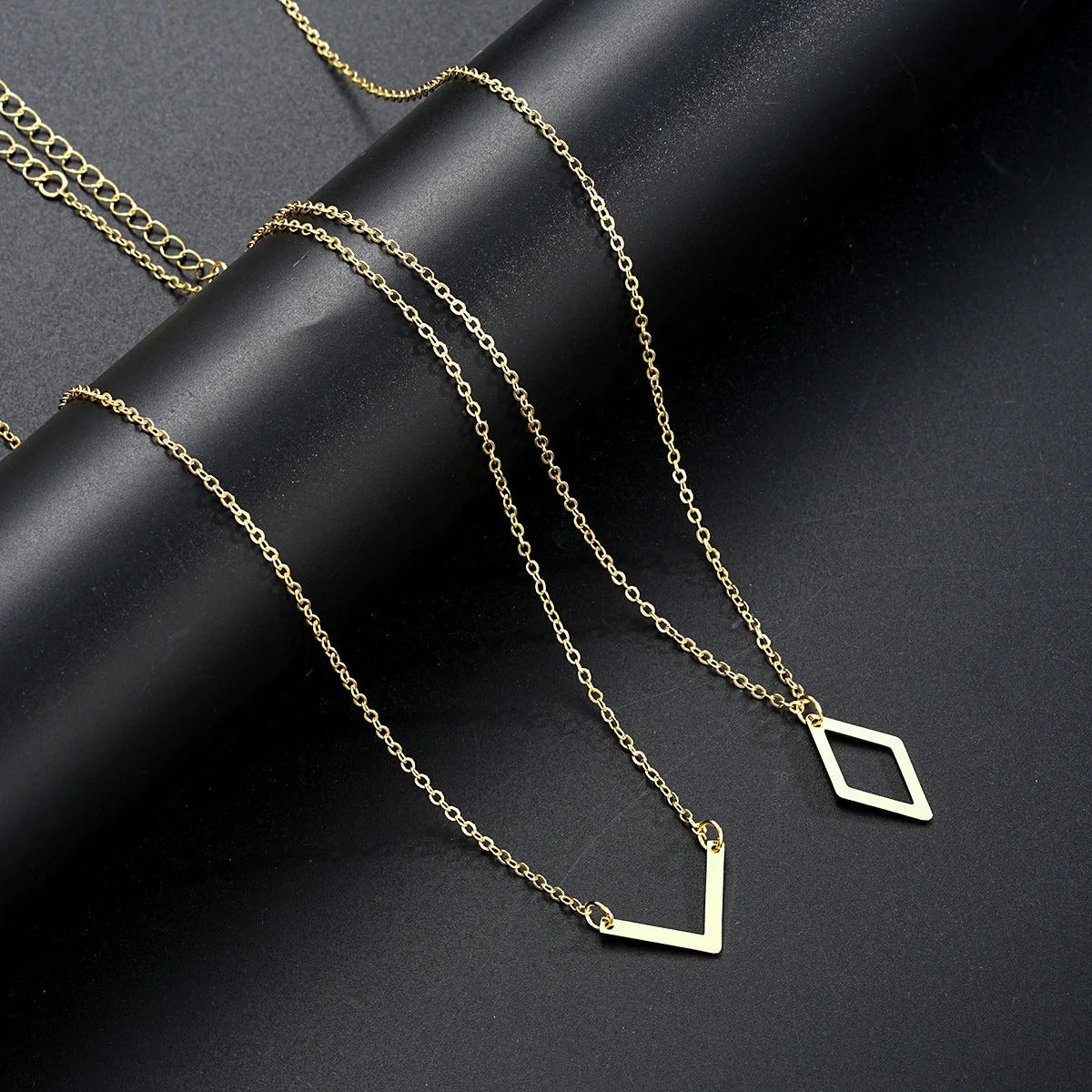 Elegant V-shaped geometric pendant necklace