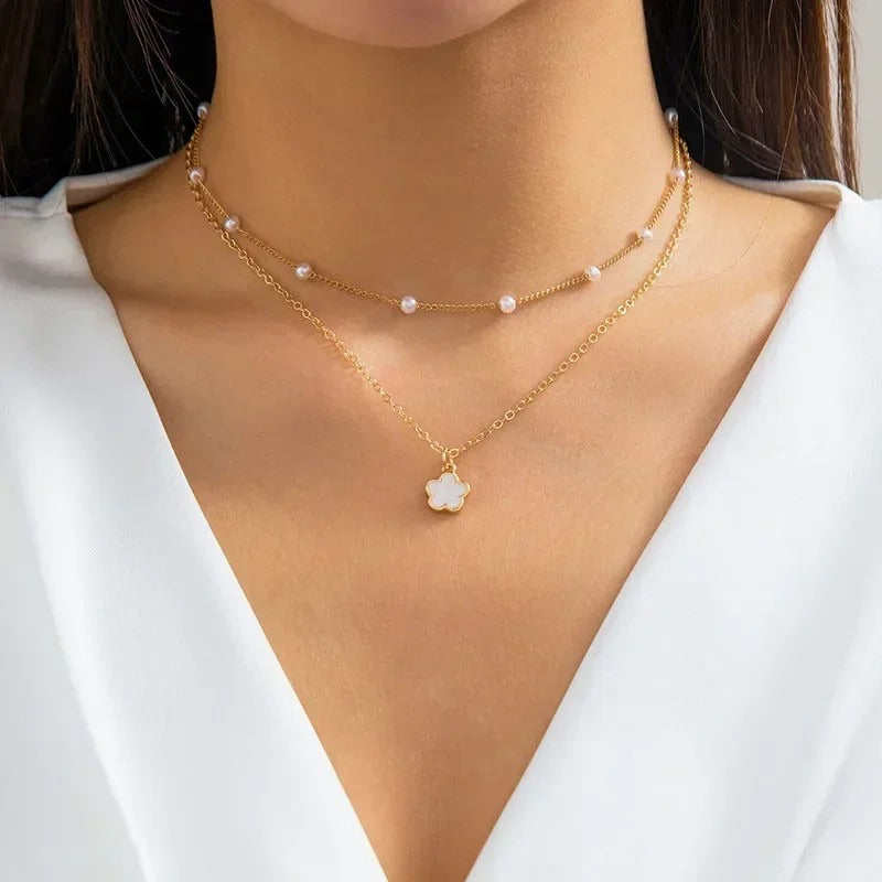 Elegant V-shaped geometric pendant necklace
