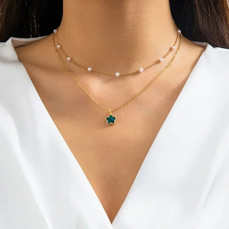 Elegant V-shaped geometric pendant necklace