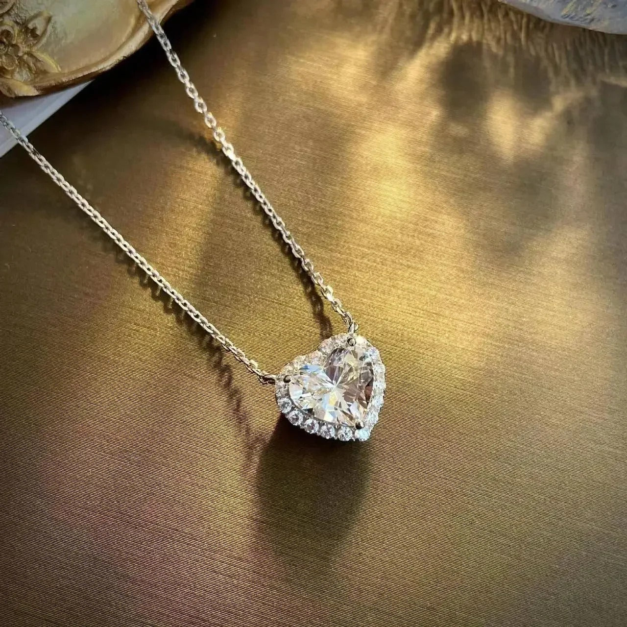 Elegant V-shaped geometric pendant necklace