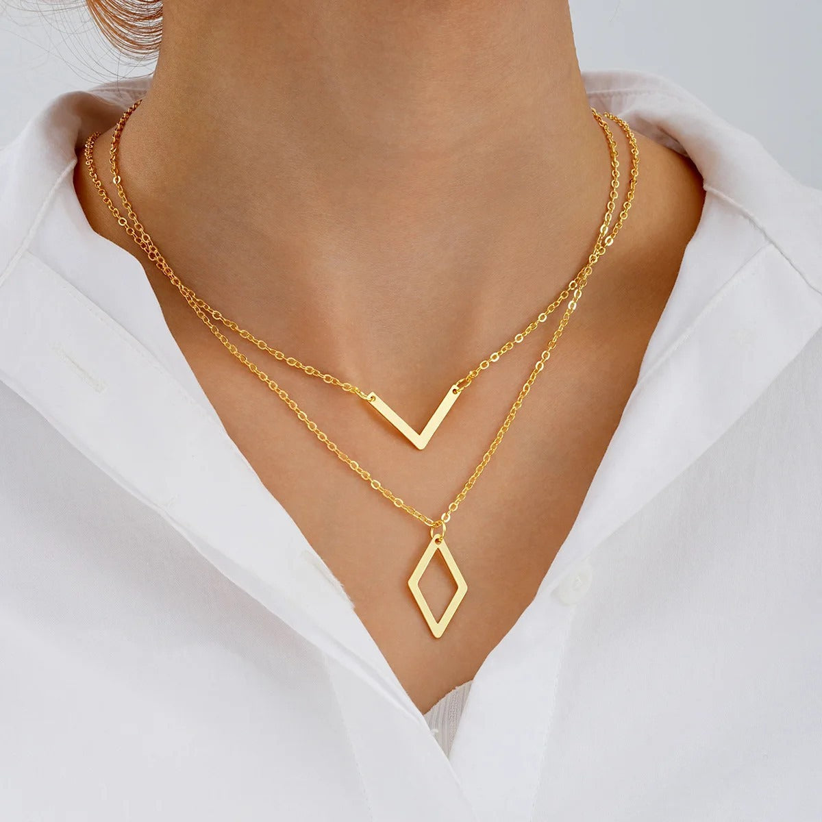 Elegant V-shaped geometric pendant necklace