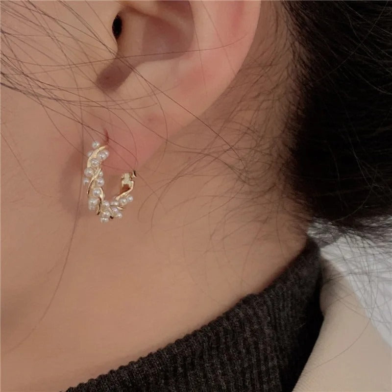 Elegant round pearl earrings with inlays