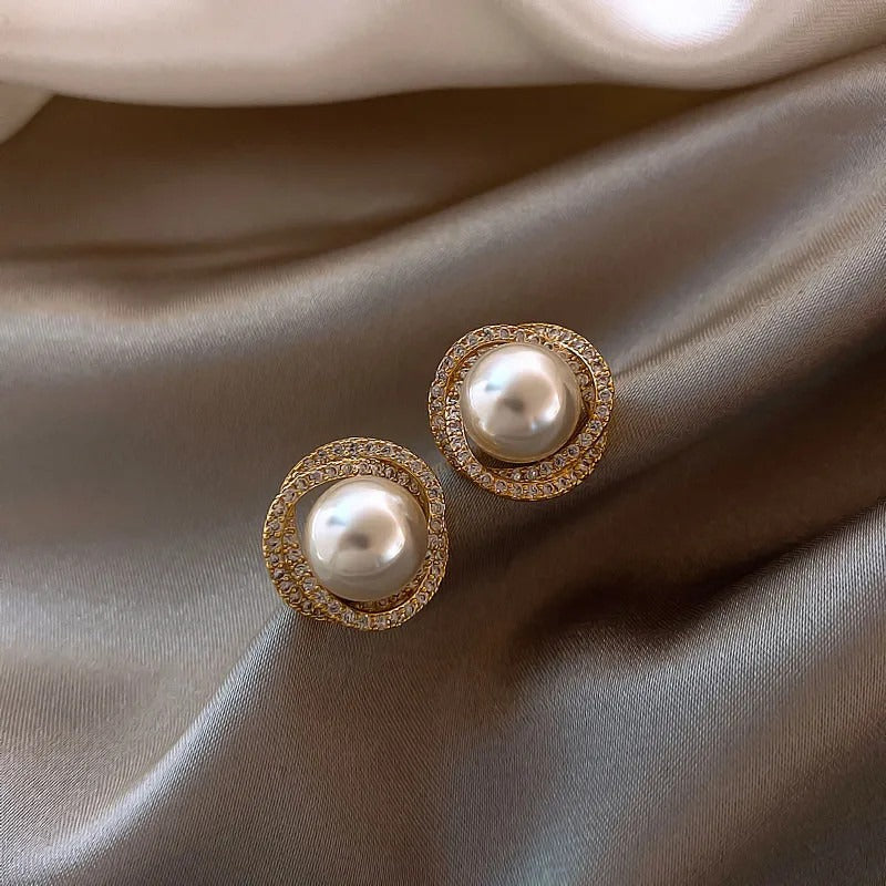 Shiny spiral earrings with elegant pearls