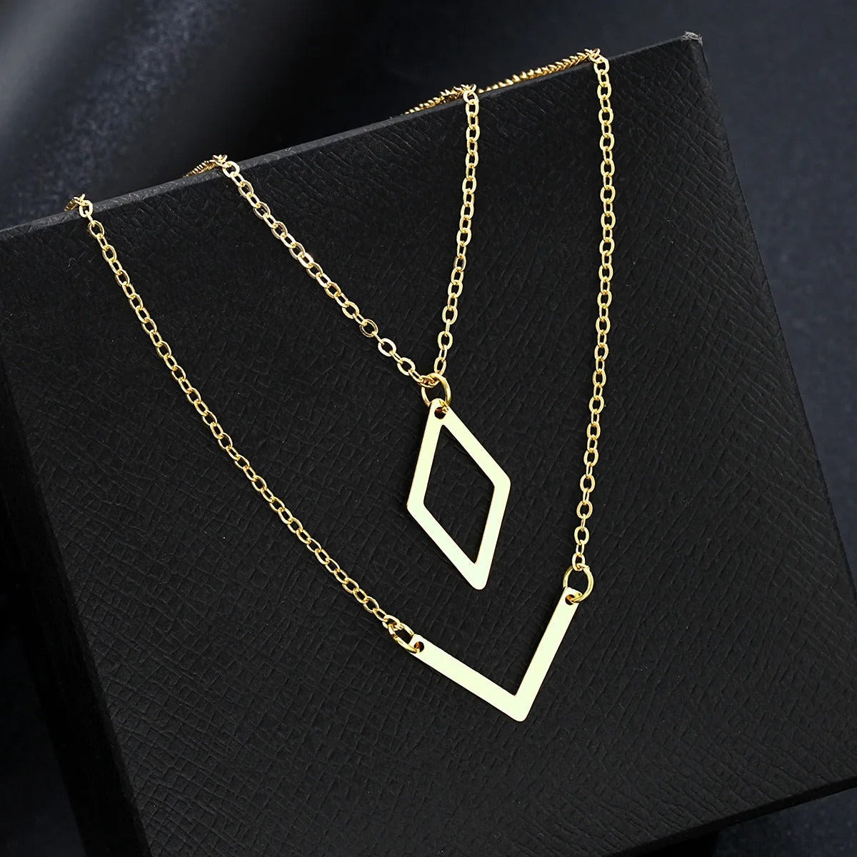 Elegant V-shaped geometric pendant necklace