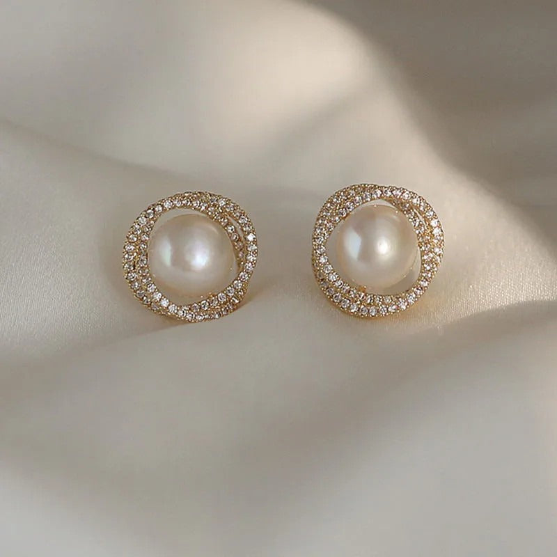 Shiny spiral earrings with elegant pearls