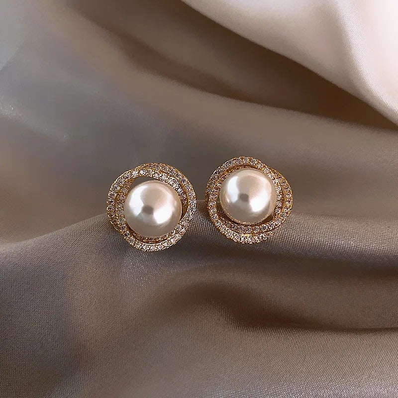 Shiny spiral earrings with elegant pearls